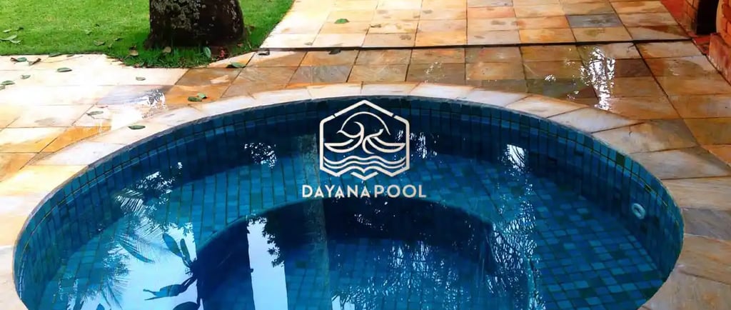 jakuzzi fungsional dengan mozaik biru