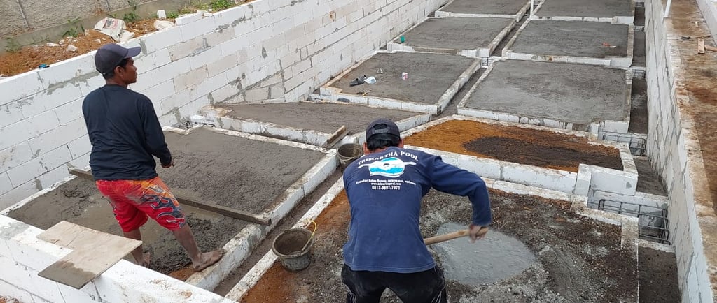 proses pembuatan kolam renang oleh tim dayanapool