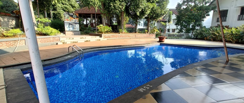 Kolam renang pribadi bergaya modern di Bandung, menciptakan suasana liburan setiap hari.