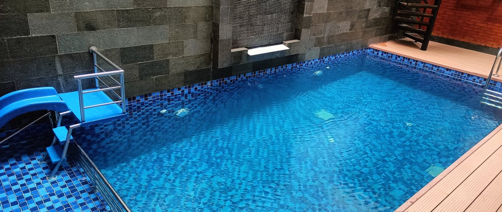 Kolam renang nyaman untuk keluarga lengkap dengan wahana mainan untuk anak-anak