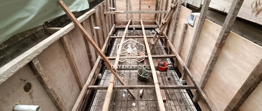 Tim DayanaPool sedang melakukan pengerjaan struktur beton bertulang untuk pembangunan kolam renang.