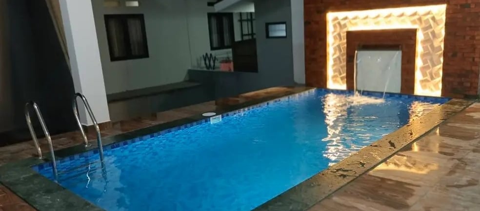 kolam renang dengan cahaya biru di malam hari