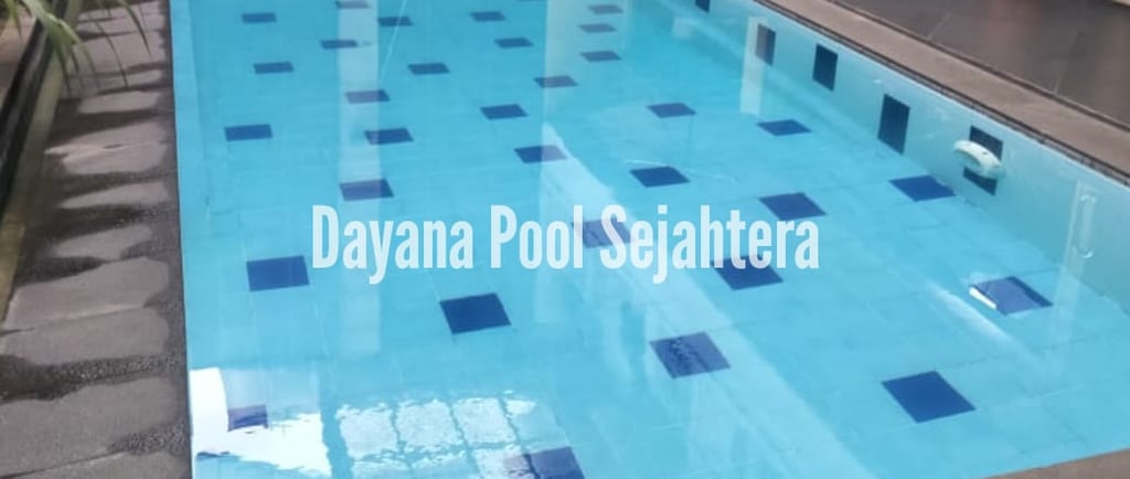 Kolam renang pribadi dengan finishing batu alam.