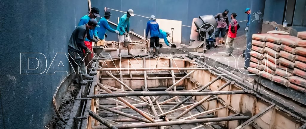 Tim DayanaPool sedang melakukan pengerjaan struktur beton bertulang untuk pembangunan kolam renang.