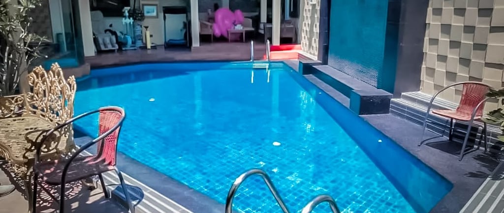 kolam renang bertema minimalis dan modern sesuai dengan lanskap rumah