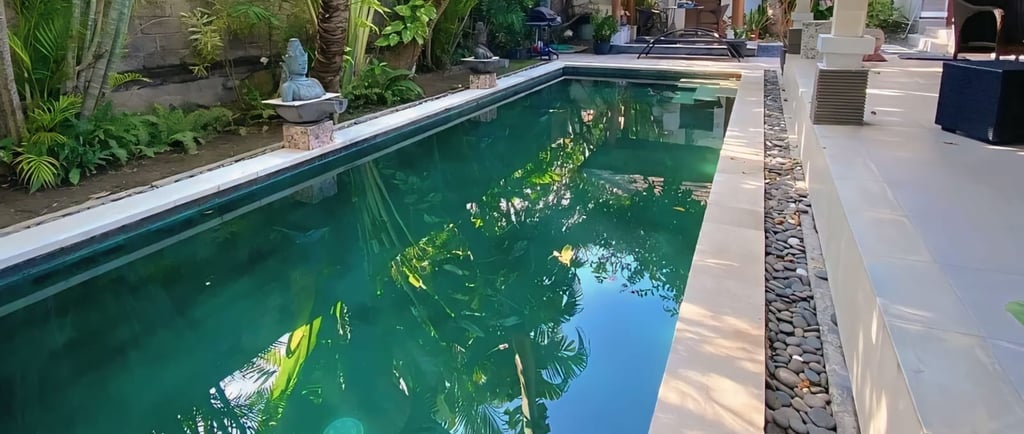 Batu alam pada kolam renang modern DayanaPool.