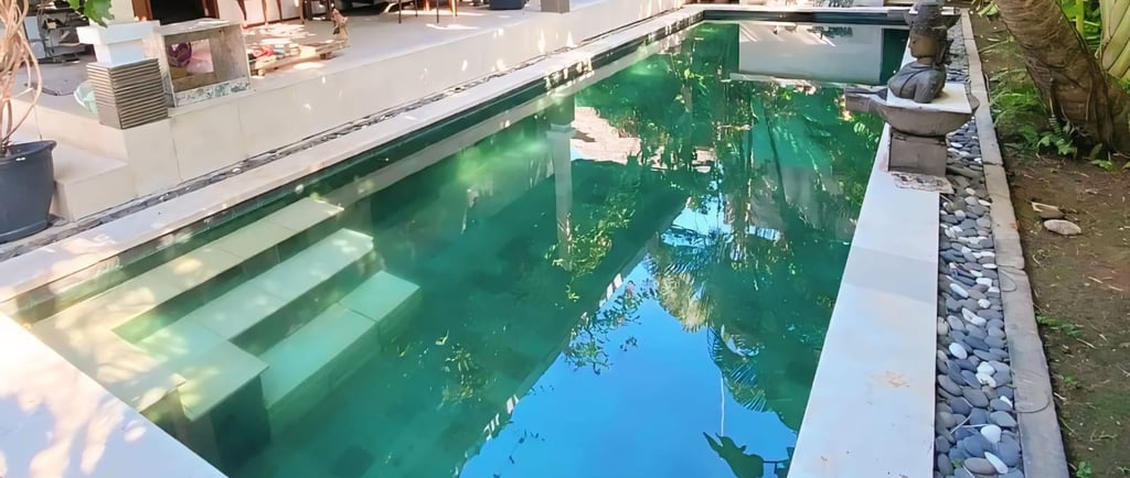 kolam renang dengan cahaya biru di malam hari