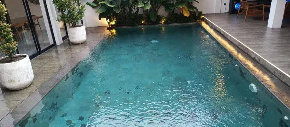 1.	Kolam renang pribadi dengan finishing batu alam.