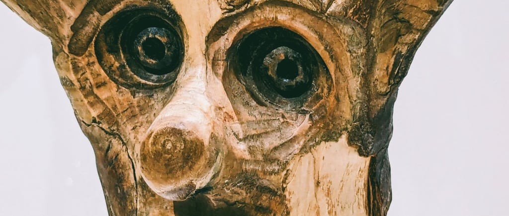 Statue bois avec un regard épouvanté