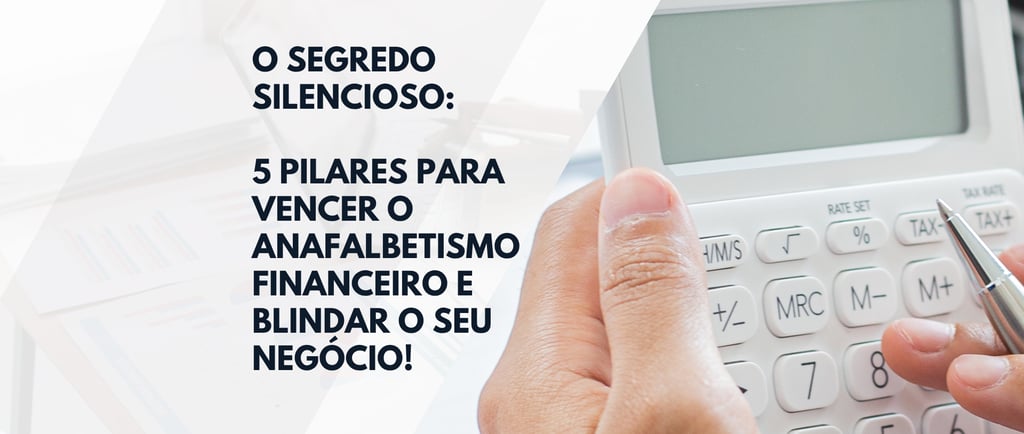 Fundo branco com uma pessoa usando calculadora.
