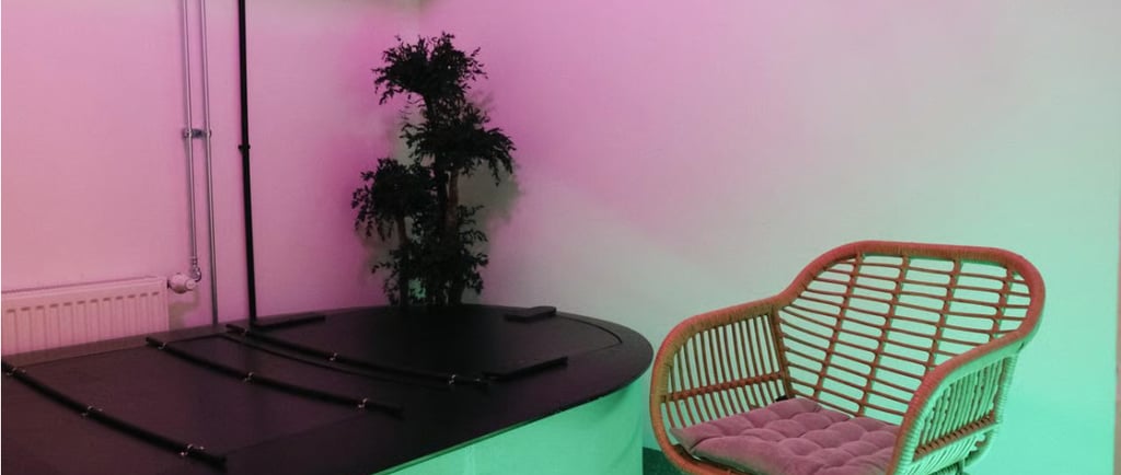 Комната для флоатинга с мягким освещением и спокойной атмосферой. Пространство создано для расслаб.