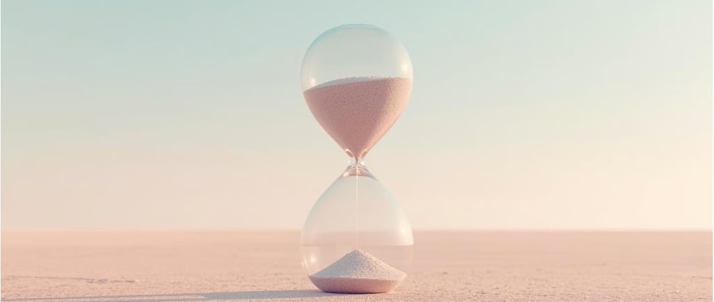 Песочные часы с медленно пересыпающимся песком. Символ времени, спокойствия и осознанного дыхания.