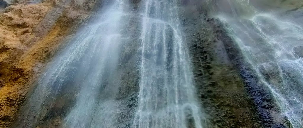Destinasi wisata alam Jawa Timur yang rekomended adalah wisata Tumpak sewu dan gunung Bromo