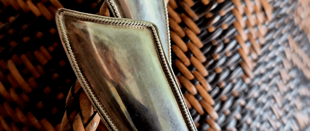 Borsa balinese in rattan intrecciato e orecchini in argento, ricordi di viaggio anni '80.
