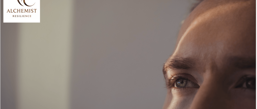 Un regard en gros plan dont la pupille capte une lumière faible