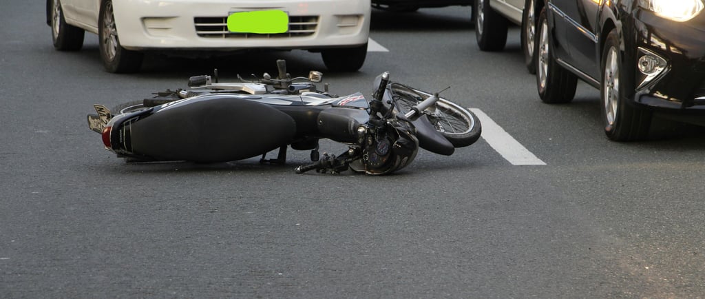 una moto tirada en carretera a causa de un accidente