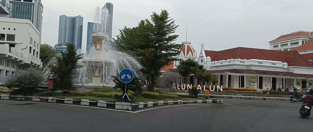 Wisata Alun Alun Kota Pahlawan Surabaya