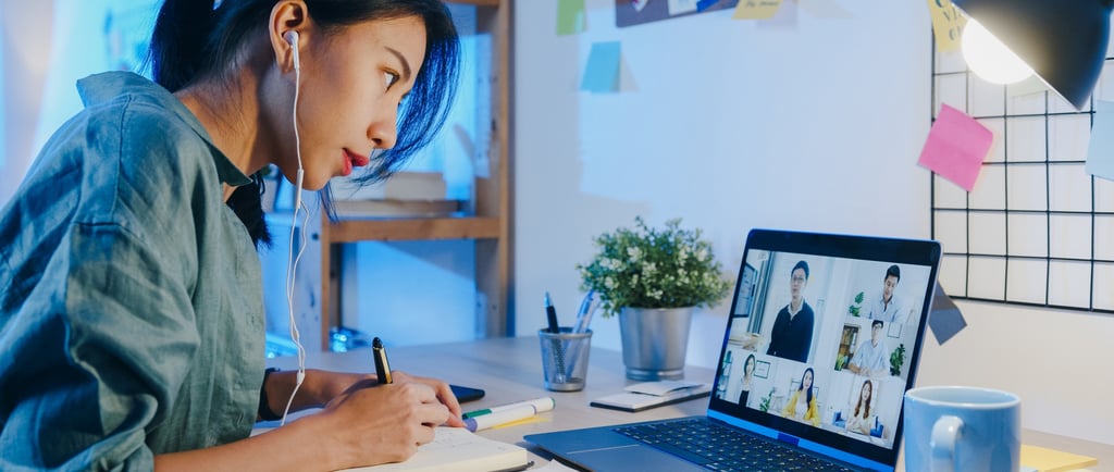 Seorang perempuan sedang belajar secara online menggambarkan konsep e-learning dan solusi EdTech modern.