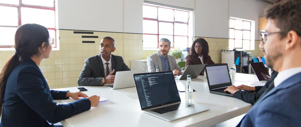 Tim software house berdiskusi untuk merancang solusi digital yang ditujukan bagi sektor pemerintahan.