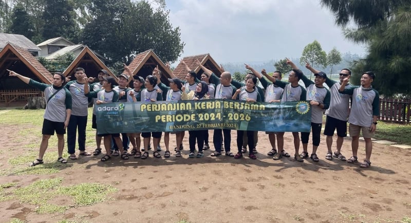 Tim Adaro Energy berfoto dengan spanduk Perjanjian Kerja Sama di Pangalengan, menunjukkan semangat dan kekompakan tim sebelum