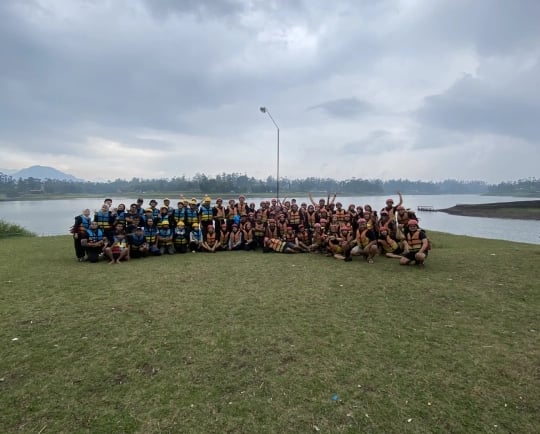 Rombongan siswa mengikuti kegiatan rafting Pangalengan di tepi Situ Cileunca dengan perlengkapan lengkap