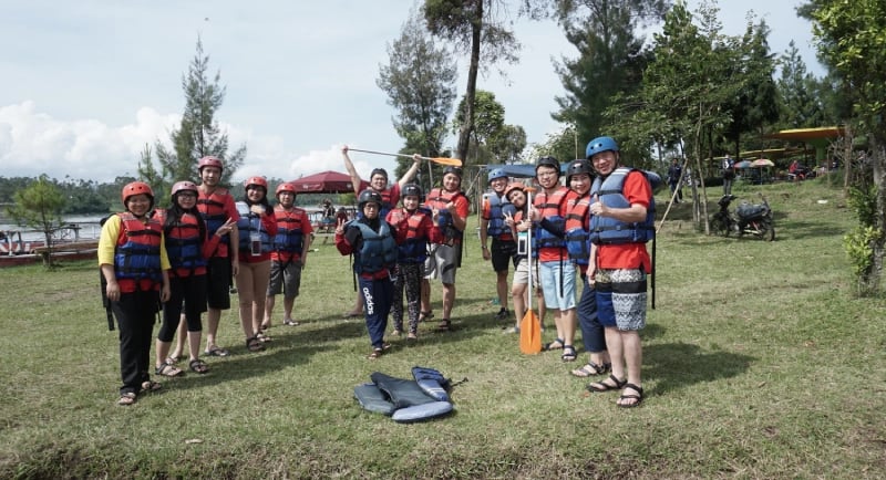Kelompok wisatawan siap untuk arung jeram atau rafting di Bandung