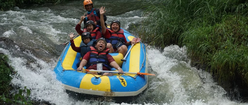 Peserta rafting Pangalengan menikmati arung jeram di Sungai Palayangan Situ Cileunca Bandung bersama Fluir Adventure