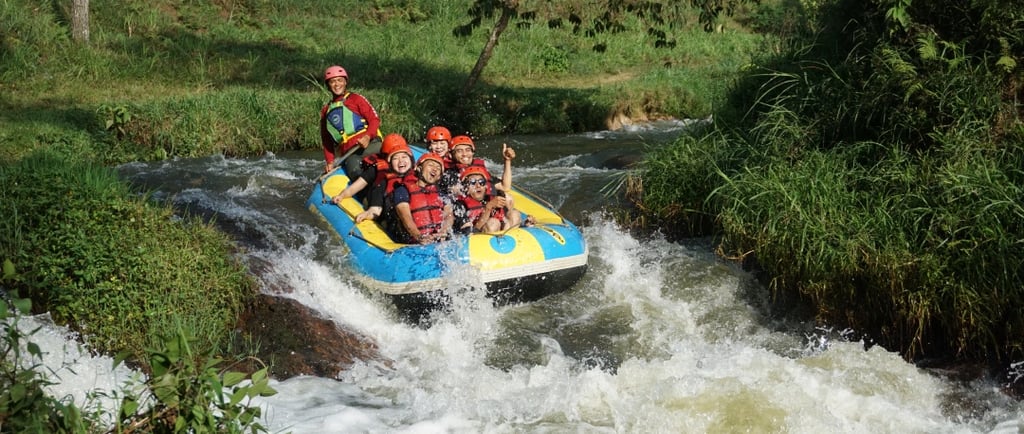 peserta rafting panagelengan saat melintasi jeram blender