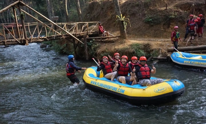 Peserta rafting Pangalengan menaklukkan jeram Sungai Palayangan dengan perahu karet