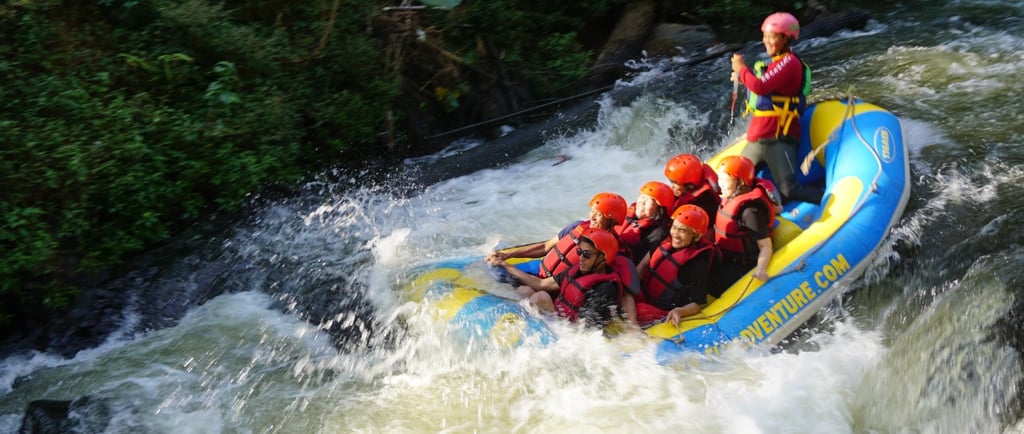 Peserta rafting melintasi jeram di Sungai Palayangan Pangalengan