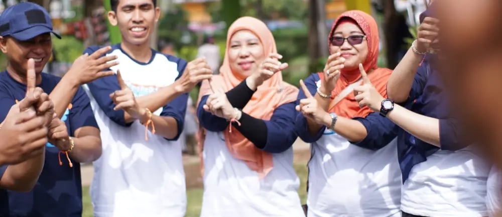 Peserta outbound Pangalengan mengikuti fun games team building untuk meningkatkan kekompakan dan kerjasama tim