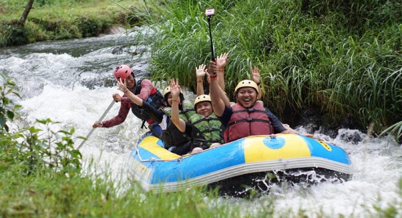 Keseruan rombongan wisatawan saat bermain rafting di sungai Palayangan