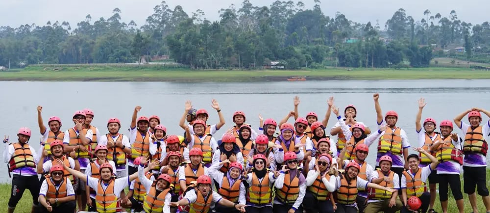 Rombongan peserta rafting Pangalengan bersama Fluir Adventure berfoto bersama di tepi Danau Situ Cileunca dengan mengenakan h