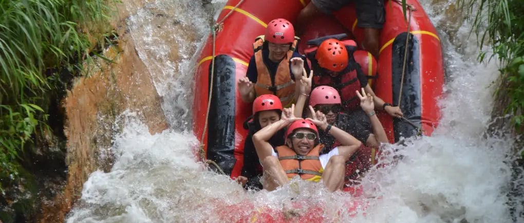 Keseruan arung jeram di Sungai Palayangan Pangalengan bersama tim, menggunakan perahu karet dan perlengkapan safety lengkap