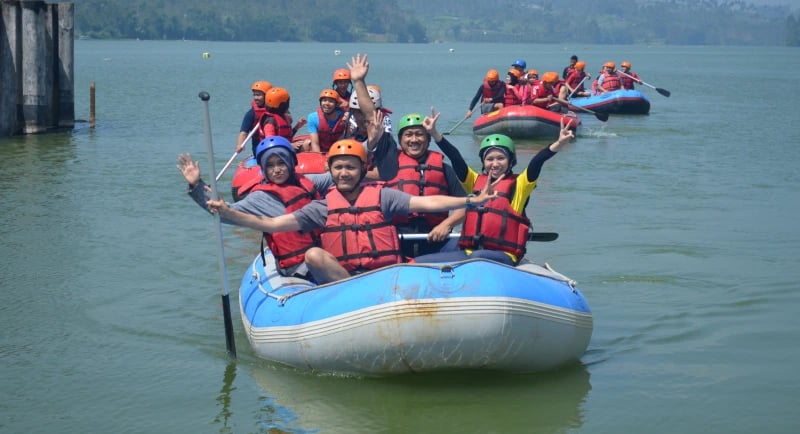 Wisatawan menikmati rafting di Situ Cileunca Pangalengan dengan perahu karet bersama Fluir Adventure