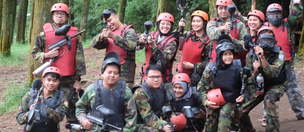 peserta outbound Pangalengan siap paintball dengan seragam dan peralatan lengkap