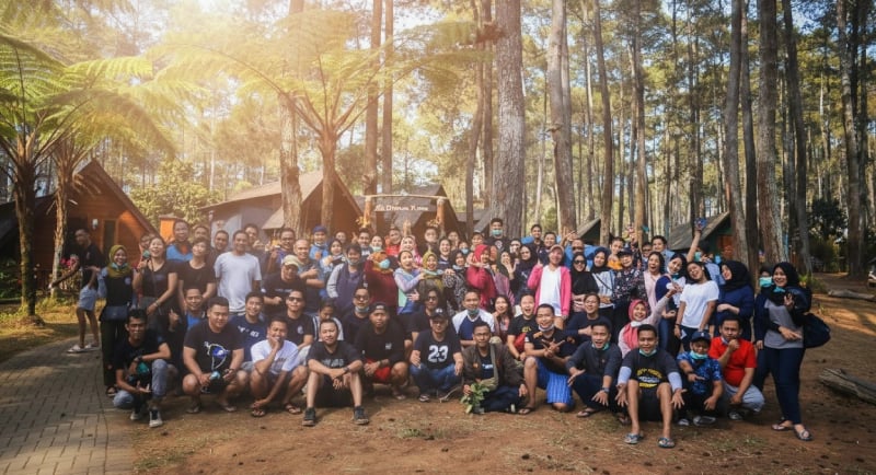 outbound bandung team building perusahaan di hutan pinus lembang, peserta gathering kantor berfoto kelompok dengan suasana ce