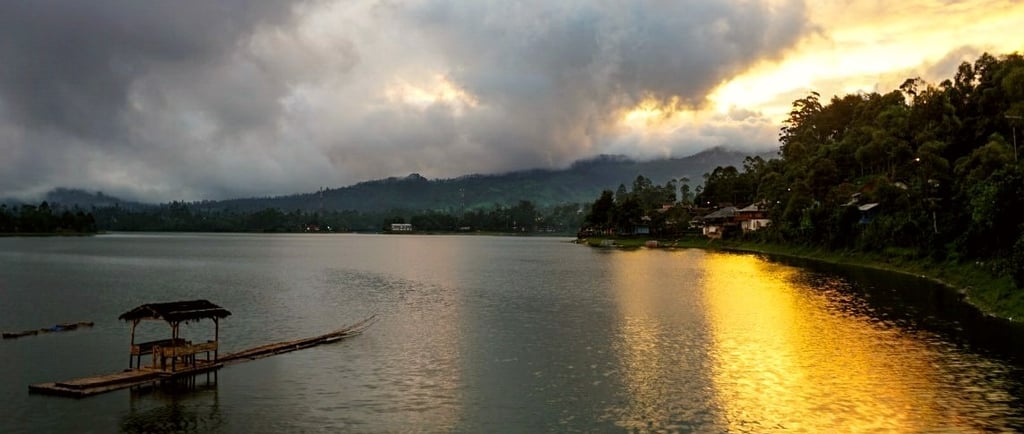 foto pemandangan danau situ cileunca