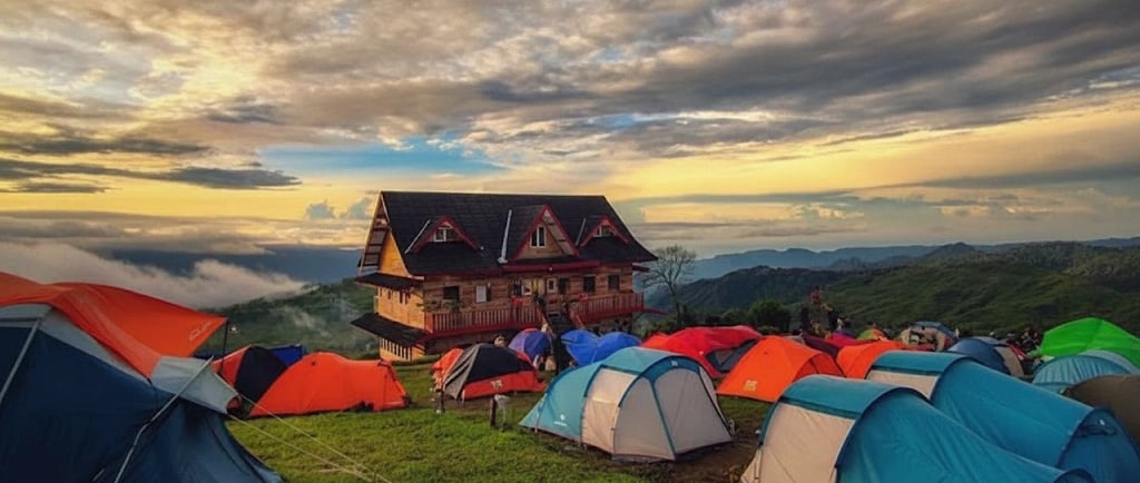 Spot camping hits di Pangalengan, Jawa Barat, dengan rumah kayu ikonik dan tenda-tenda di area perbukitan