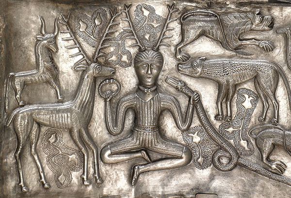 Détail du chaudron de Gundestrup (Ier siècle av. J.-C.) montrant Cernunnos avec un torque au cou et un à la main.