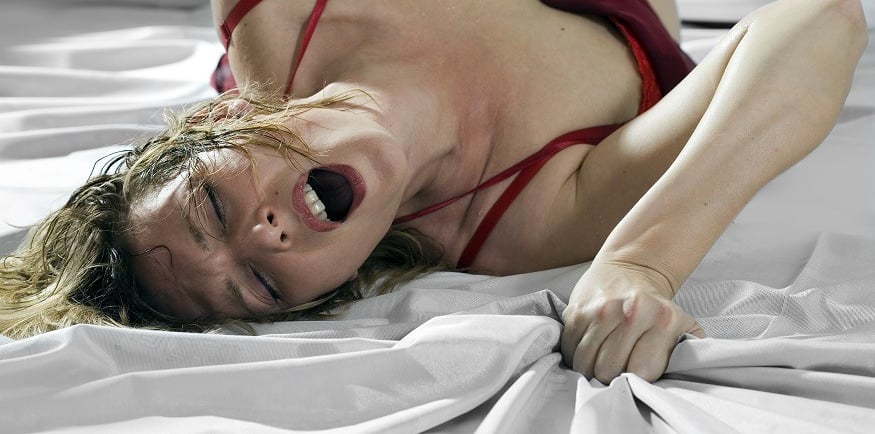 femme sur le lit en extase
