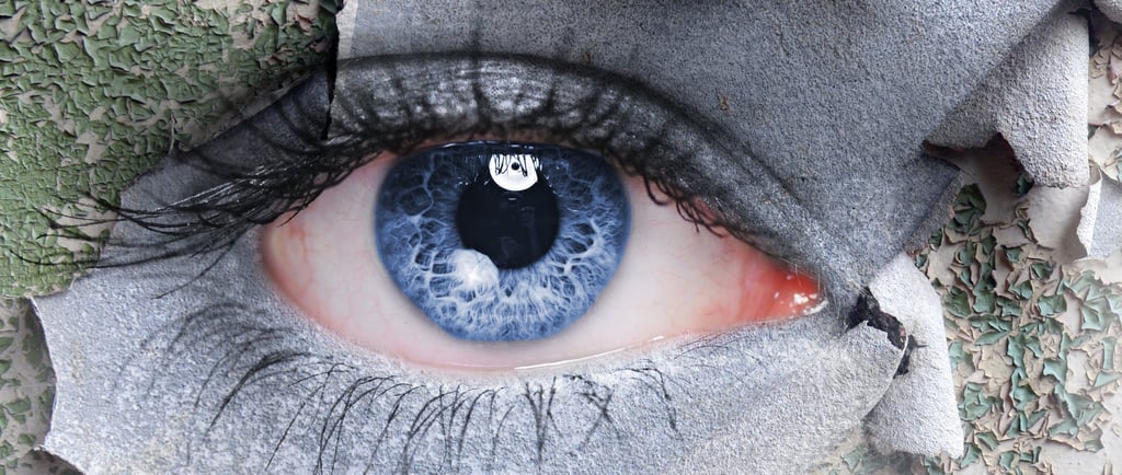 Niebieski oko kobiety poddane obróbce graficznej.