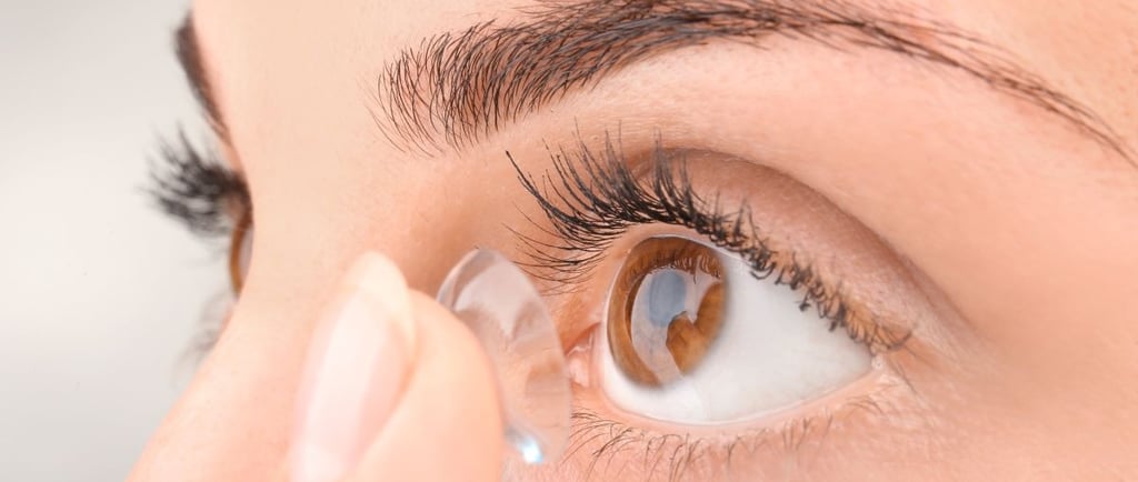 Zakładanie soczewki kontaktowej na oko z bliska