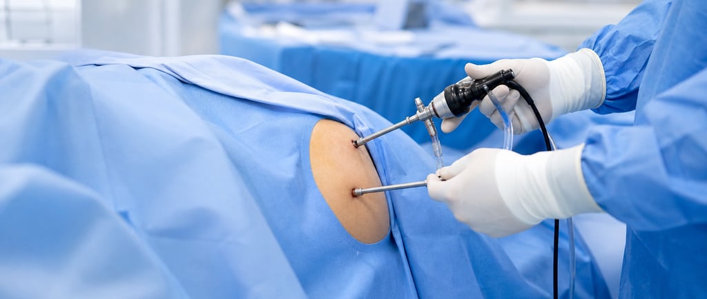 Equipe cirúrgica realizando artroscopia do quadril por pequenas incisões