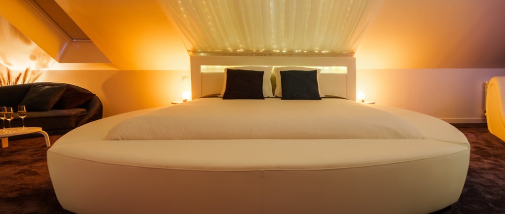 love room Bretagne avec lit rond et sofa tantra
