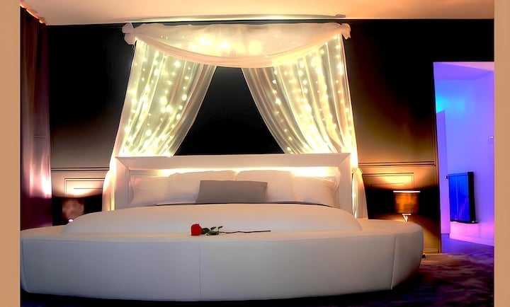 le lit du logement avec jacuzzi à rennes