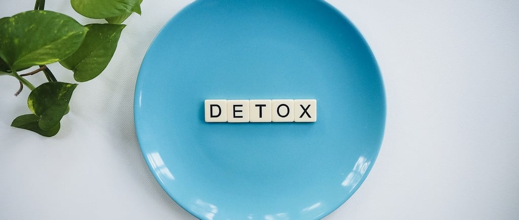 ein blauer Teller mit Scrabble-Buchstaben, auf welchen DETOX steht