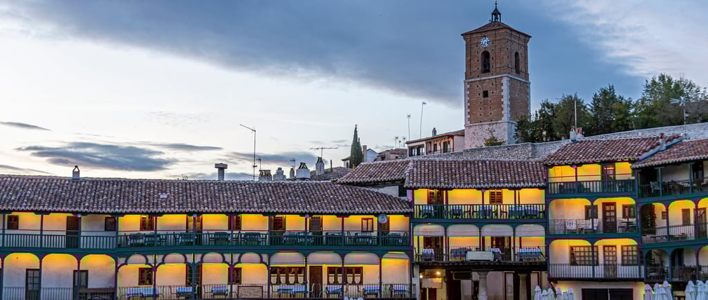 Plaza medieval de Chinchon Madrid al atardecer