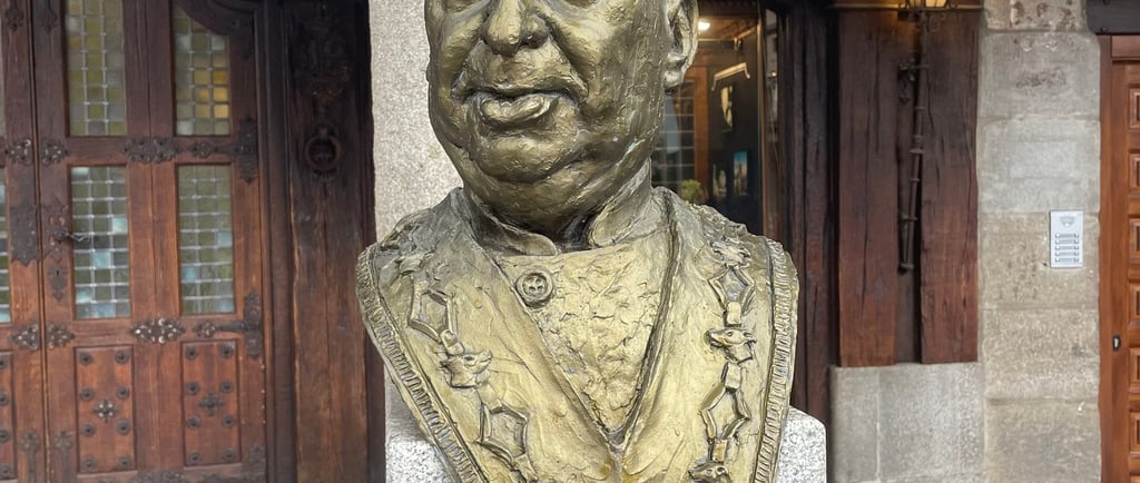 Busto de Candido en Segovia. Restaurante Candido cochinillo asado. Mesonero Real