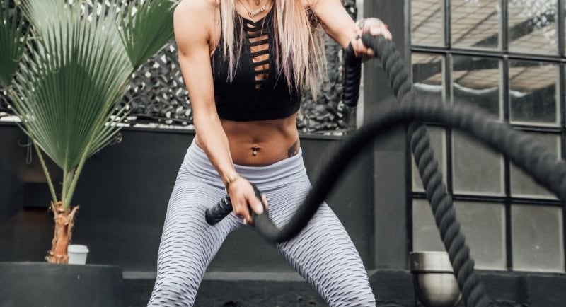 Ragazza che svolge una seduta di High Intensity Interval Training